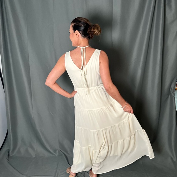 Elegant Cream Maxi Dress - Picture 4 of 4